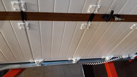 Brama garażowa segmentowa Jarmex z napędem DEA (Wymiary: 2050x2500mm) Brama garażowa segmentowa Jarmex z napędem DEA (Wymiary: 2050x2500mm)