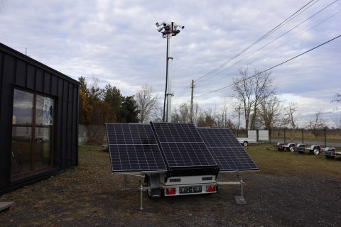 Przyczepa do monitoringu PV3 z zabudową z systemem na fotowoltaikę Przyczepa do monitoringu PV3 z zabudową z systemem na fotowoltaikę