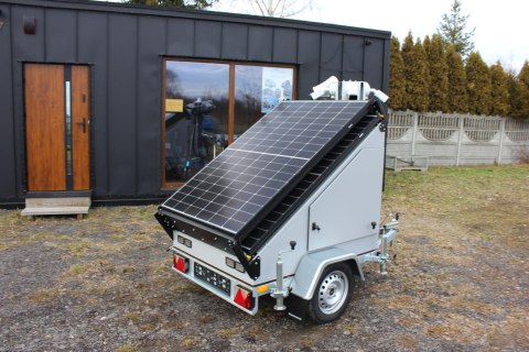 Przyczepa do monitoringu PV3 z zabudową z systemem na fotowoltaikę Przyczepa do monitoringu PV3 z zabudową z systemem na fotowoltaikę