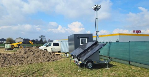 Przyczepa do monitoringu PV3 z zabudową z systemem na fotowoltaikę Przyczepa do monitoringu PV3 z zabudową z systemem na fotowoltaikę