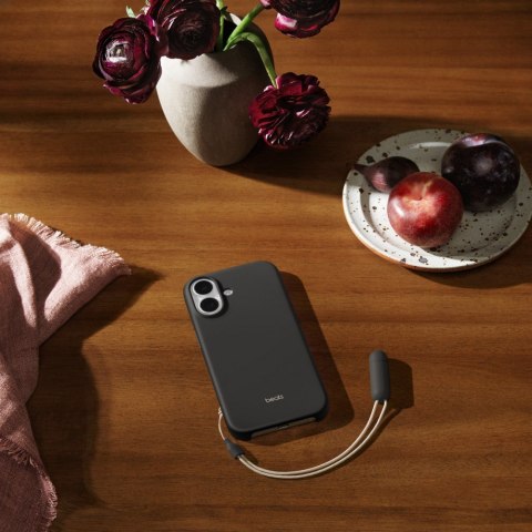 Etui z podpórką Beats Kickstand zgodne z MagSafe i panelem Sterowanie aparatem do iPhonea 17 - szafirowy szary Etui z podpórką Beats Kickstand zgodne z MagSafe i panelem Sterowanie aparatem do iPhonea 17 - szafirowy szary
