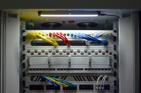 Oświetlenie LED do szaf teleinformatycznych stojących lub wiszących 19" mocowanie na magnes Oświetlenie LED do szaf teleinformatycznych stojących lub wiszących 19" mocowanie na magnes