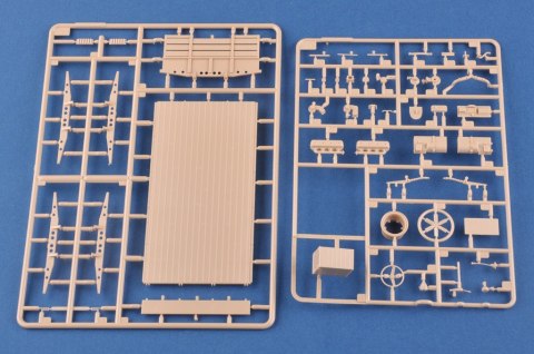 Model plastikowy ukraińska ciężarówka KrAZ-6322 "Żołnierz"