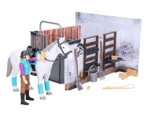 Stajnia z figurką konia i kobiety
