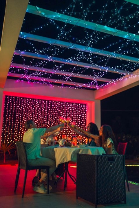 Inteligentna kurtyna Curtain 210 LED RGB+W 1,5/2,1m, przezroczysty przewód Inteligentna kurtyna Curtain 210 LED RGB+W 1,5/2,1m, przezroczysty przewód